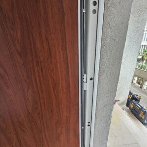 Installation d'une porte blindée au port de Toulon