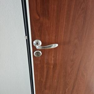 Installation d'une porte blindée au port de Toulon