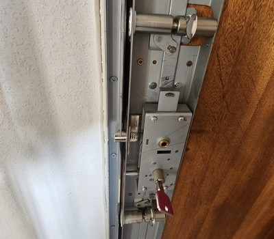 Mécanisme d’une serrure de sécurité multipoints en cours d’installation sur une porte à Toulon