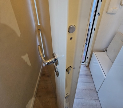 Serrure multipoints carénée avec capot de protection